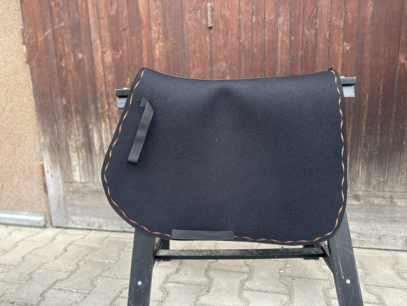 Podsedlová deka z vlněného filcu -  5 - Barva filc 5 mm: bílá, Typ: skoková, Zápinky horní: zápinky dlouhé (za podbřšník)