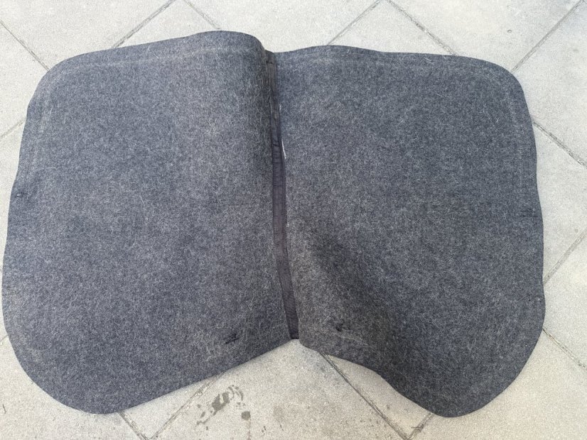 Podsedlová deka - filc - antracit, skoková