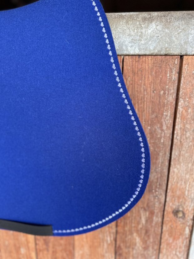 Podsedlová deka - filc - modrá, skoková - Zápinky horní: zápinky dlouhé (za podbřšník)