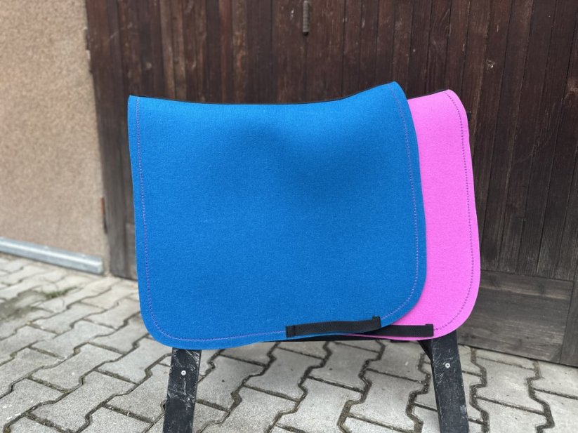 Podsedlová deka z vlněného filcu -  5 - Barva filc 5 mm: tmavě zelená, Typ: drezurní, Zápinky horní: zápinky dlouhé (za podbřšník)