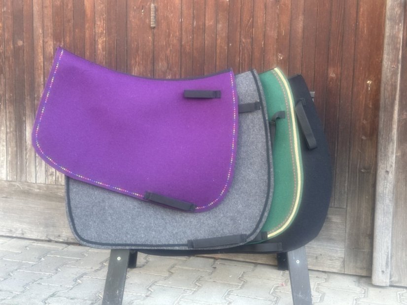 Podsedlová deka z vlněného filcu -  5 - Barva filc 5 mm: bílá, Typ: skoková, Zápinky horní: zápinky dlouhé (za podbřšník)