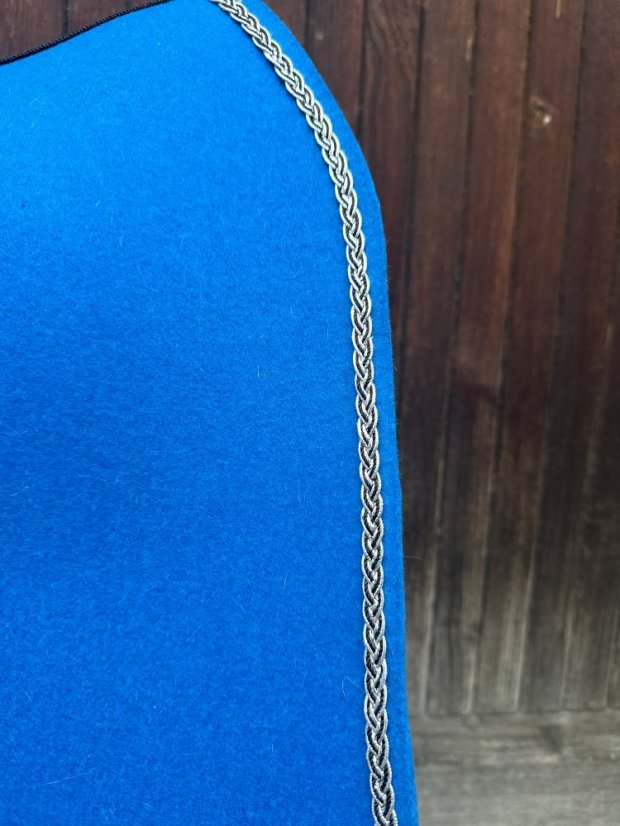 Podsedlová deka z vlněného filcu -  5 - Barva filc 5 mm: bílá, Typ: skoková, Zápinky horní: zápinky dlouhé (za podbřšník)