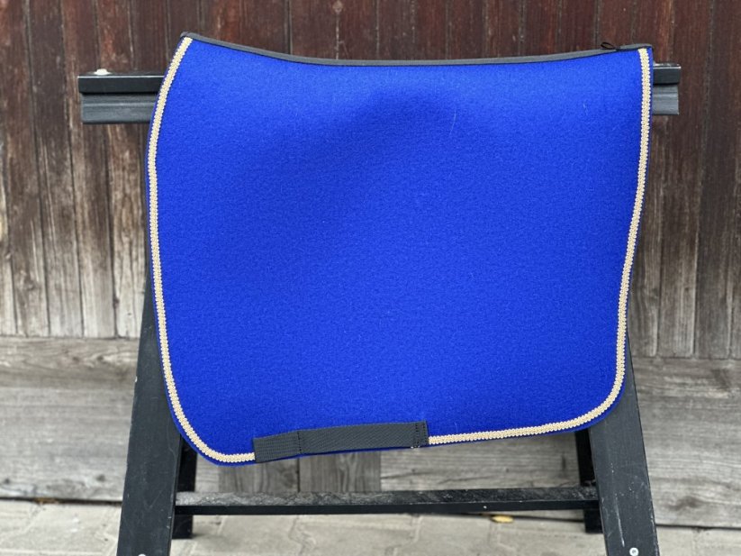 Podsedlová deka - filc - Typ: drezurní, Barva filc: modrá, zápinky: zápinky krátké (za očko na poprsník)