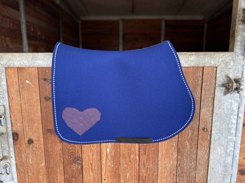 Podsedlová deka - filc - modrá, skoková - Zápinky horní: zápinky dlouhé (za podbřšník)