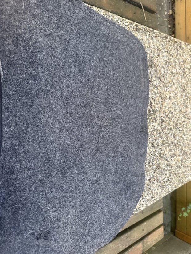 Podsedlová deka - filc - antracit, skoková