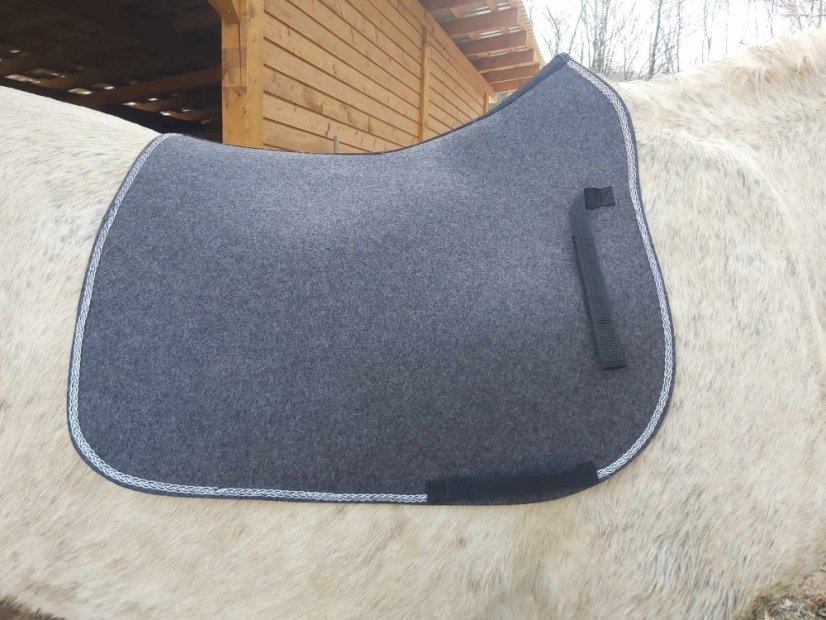 Podsedlová deka z vlněného filcu -  5 - Barva filc 5 mm: bílá, Typ: skoková, Zápinky horní: zápinky dlouhé (za podbřšník)