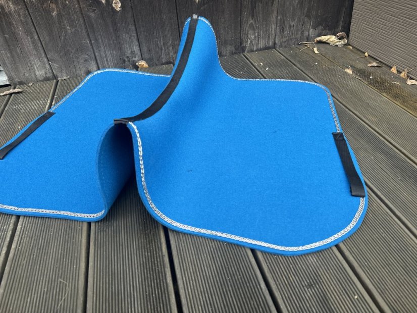 Podsedlová deka z vlněného filcu -  5 - Barva filc 5 mm: bílá, Typ: skoková, Zápinky horní: zápinky dlouhé (za podbřšník)