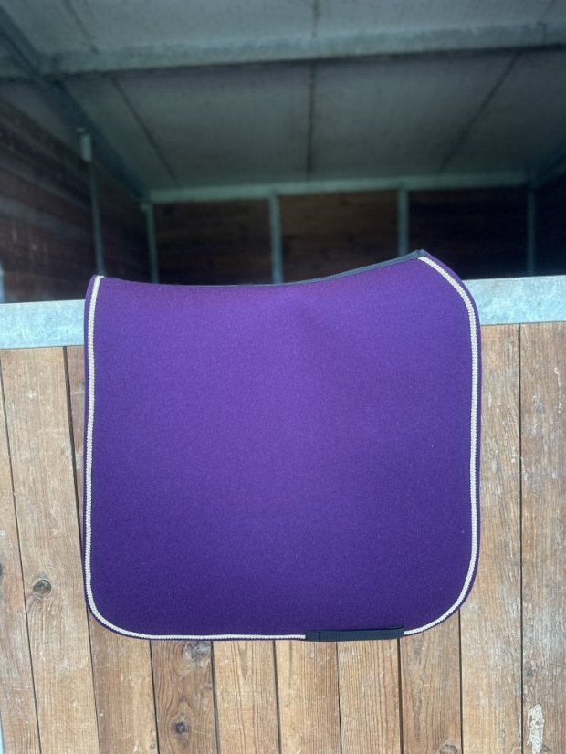 Podsedlová deka z vlněného filcu -  5 - Barva filc 5 mm: bílá, Typ: skoková, Zápinky horní: zápinky dlouhé (za podbřšník)