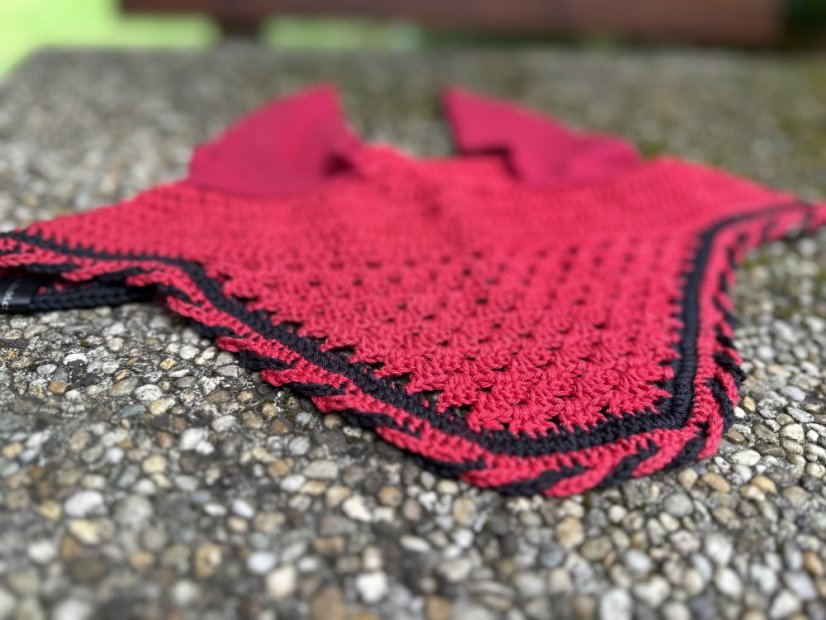 Háčkovaná čabraka, proplétané řetízky