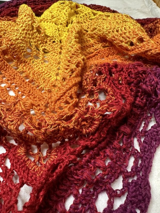 Háčkovaný šátek Červánky