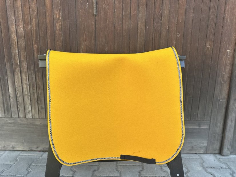 Podsedlová deka z vlněného filcu -  5 - Barva filc 5 mm: bílá, Typ: skoková, Zápinky horní: zápinky dlouhé (za podbřšník)