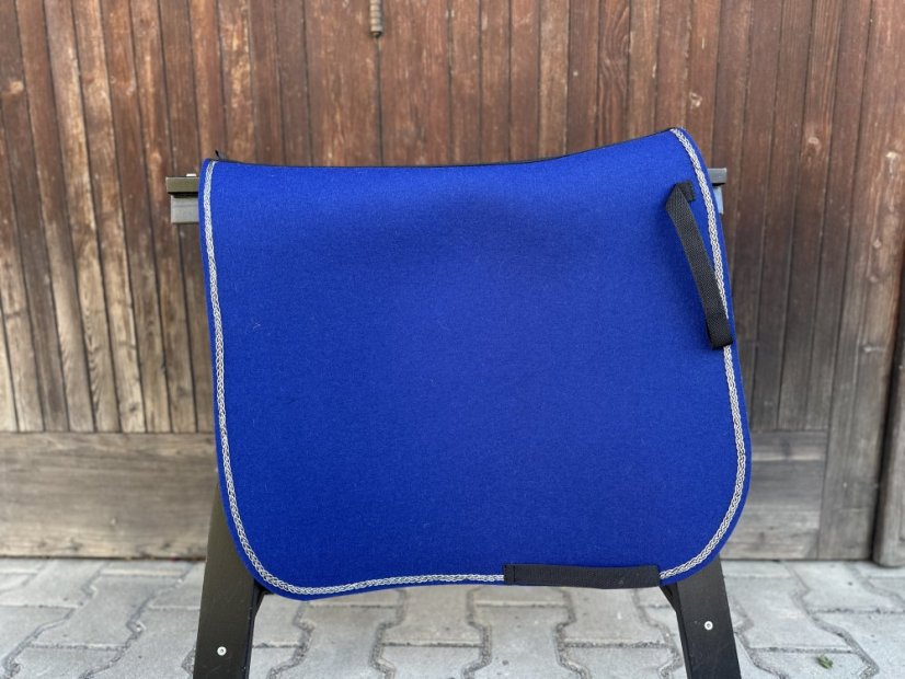 Podsedlová deka z vlněného filcu -  5 - Barva filc 5 mm: bílá, Typ: skoková, Zápinky horní: zápinky dlouhé (za podbřšník)