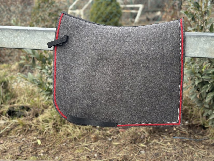 Podsedlová deka z vlněného filcu -  5 - Barva filc 5 mm: bílá, Typ: skoková, Zápinky horní: zápinky dlouhé (za podbřšník)