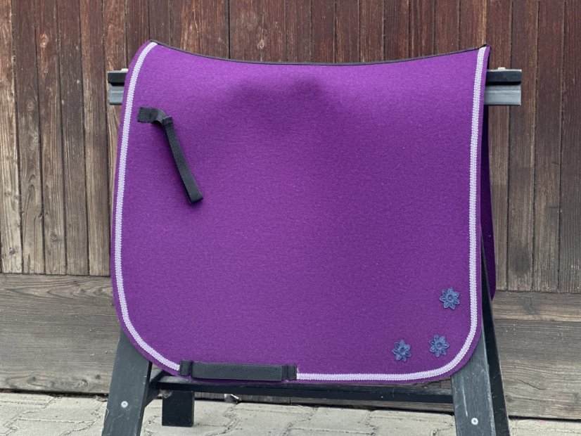 Podsedlová deka z vlněného filcu -  5 - Barva filc 5 mm: bílá, Typ: skoková, Zápinky horní: zápinky dlouhé (za podbřšník)