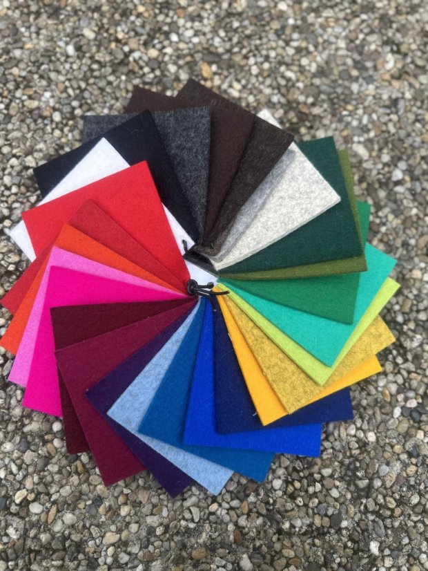 Podsedlová deka z vlněného filcu -  5 - Barva filc 5 mm: bílá, Typ: skoková, Zápinky horní: zápinky dlouhé (za podbřšník)