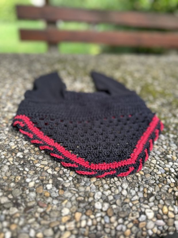 Háčkovaná čabraka, proplétané řetízky